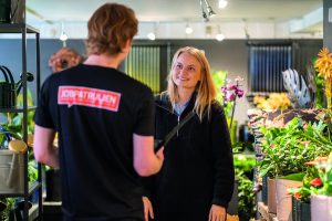 Jobpatruljen taler med en fritidsjobber i en blomsterbutik