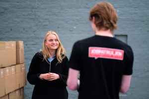 Frivillig fra Jobpatruljen taler med en fritidsjobber